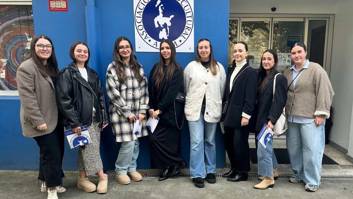 #CIFaoDía Oito alumnas do grao en Relacións Laborais e RRHH, titulación que se imparte na Facultade de Ciencias do Traballo, están a participar nun proxecto de Aprendizaxe e Servizo (ApS) sobre alfabetización dixital <a href="/UDC_gal/">Universidade da Coruña</a> <a href="/ocvudc/">Oficina de Cooperación e Voluntariado</a> <a href="/ASCM_Galicia/">ASCM Galicia</a> <a href="/fcct_udc/">Fac. CC Traballo UDC</a>