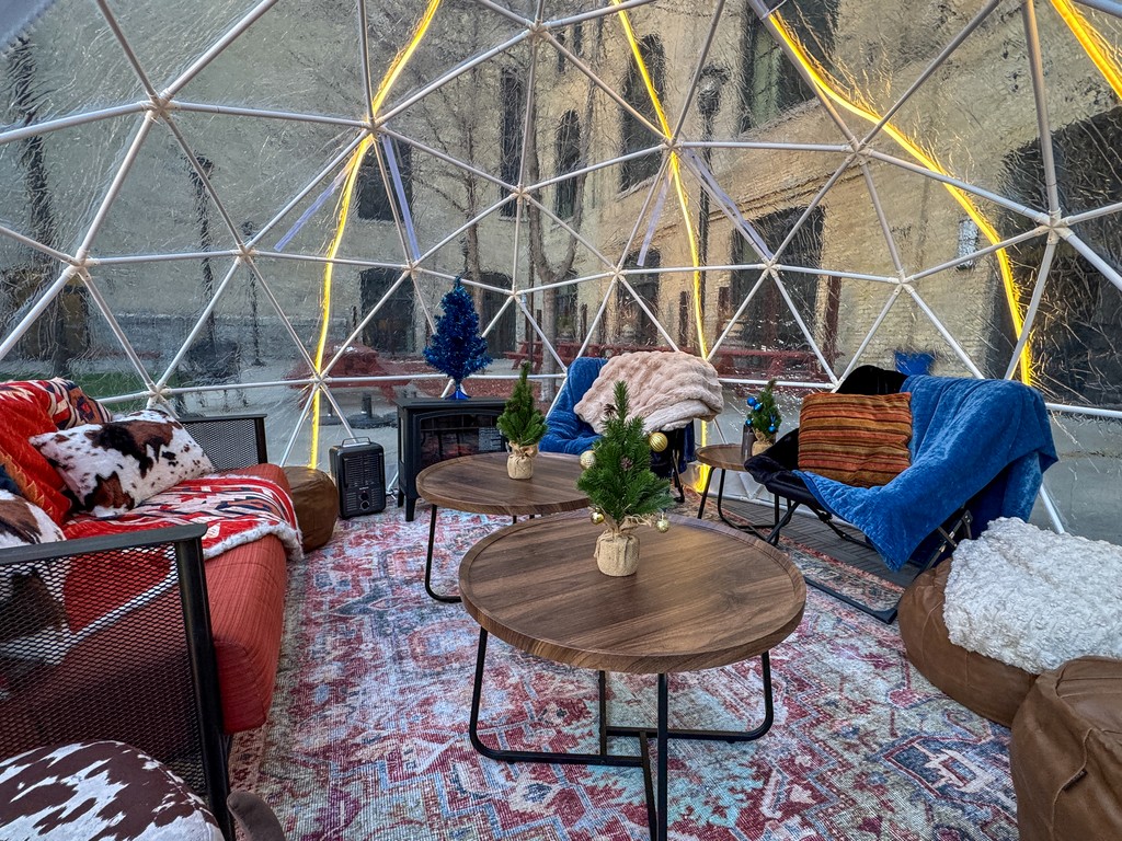 BrewhouseInn's tweet photo. ❄️✨ Cozy up in our NEW Winter Wonderland Igloo Experience at On Tap at the Brewhouse Inn &amp; Suites!

✅ 90-min reservation for up to 8 guests ($100)
✅ Complimentary Cranberry Apple Mule 🍹
✅ Delicious food &amp; drinks delivered to your igloo

https://t.co/XNCBOfetpB

#IglooDining https://t.co/kf1iirWX7f