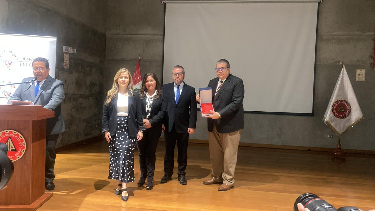 🎖️ Recibe la “Distinción a la Transformación Digital", en la categoría Sector Público, <a href="/SunarpOficial/">Sunarp</a> en la 11ª edición del #PremioDD24 

#DemocraciaDigital
<a href="/Demodig/">DemocracIA.Lab</a>
<a href="/kasenperu/">KAS Perú</a>