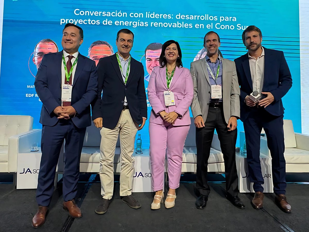 ACERAAG's tweet photo. Hoy, nuestra Directora Ejecutiva, @analiaenergia, inauguró el FES Chile 2024 con la ponencia principal del evento, presentando las 10 claves que marcarán el sector eléctrico en 2025. Su exposición destacó los desafíos y oportunidades que definirán el futuro de la energía. https://t.co/IGPeaW05qG