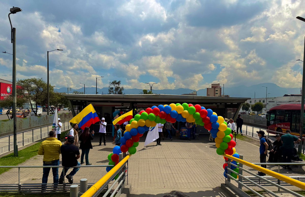Hoy le damos la bienvenida a la estación Pradera - Plaza Central, una alianza entre TRANSMILENIO S.A. y el Centro Comercial <a href="/plazacentralccb/">Plaza Central Centro Comercial</a>, para acompañar tus viajes sobre la troncal Américas 🟥

Esto es #AliaDOSTransMi 🚏🤝
#EnTransMiPasanCosasBuenas 🫶