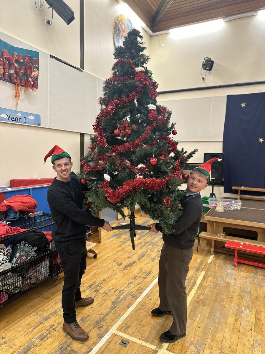 The elves are busy decorating the school this evening🎄
