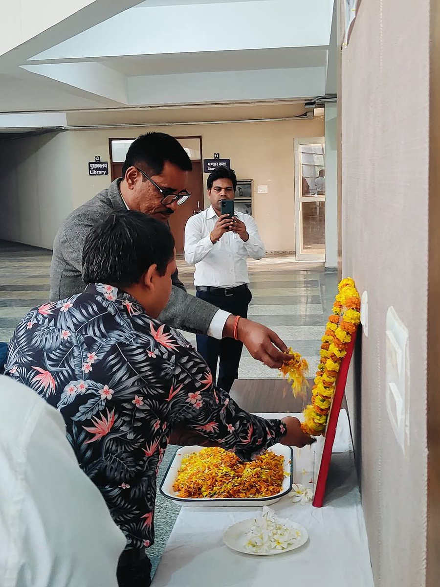 McuRewa's tweet photo. 🟦 एमसीयू के रीवा परिसर में संविधान के उद्देशिका का अनावरण
🟦 संविधान की 75 वी वर्षगांठ के अंतर्गत हुआ कार्यक्रम
🟦 संविधान के शिल्पी डॉ. भीमराव अंबेडकर को पुष्पांजली अर्पित की गई।
Makhanlal Chaturvedi University
Jansampark Madhya Pradesh NSS India PRO Rewa
#samvidhan #sapath https://t.co/Jr097RGdT7