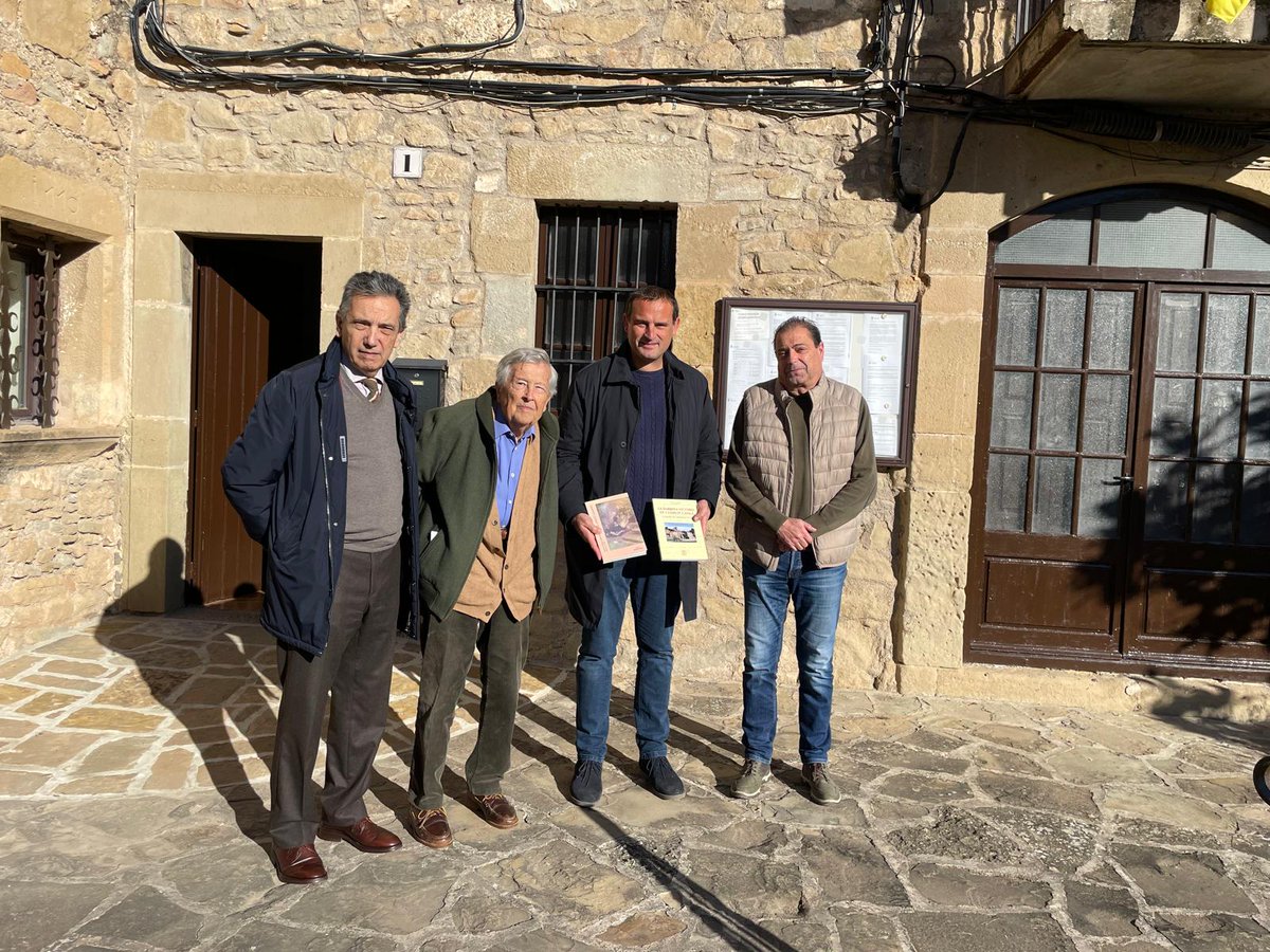 FSerra77's tweet photo. Avui hem acompanyat en Carlos Desvalls, Marquès de Llupià, descendent directe d'Antoni #Desvalls i de Vergós, Marquès del #Poal, a conèixer l'indret des del qual el seu avantpassat va dirigir gloriosament la victòria de #Talamanca dels dies 13 i 14 d'agost del 1714.#anydesvalls https://t.co/e5aJVZLSXu