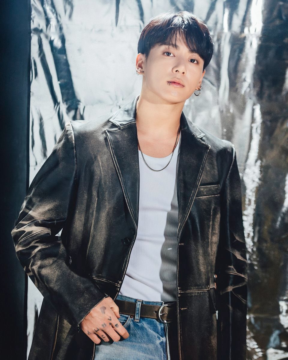 jnfication's tweet photo. — Tenemos nuevas fotos de #JUNGKOOK subidas por iHeart Radio

LA POSE Y LOS TATUAJES???? POR DIOS 💜💜 https://t.co/uqa7ujKRwR