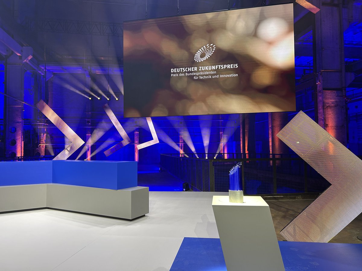 In wenigen Minuten geht es los! Dann startet die Preisverleihung des diesjährigen Deutschen Zukunftspreises im Kraftwerk Berlin. Seien Sie dabei und verfolgen Sie das Event ab 18 Uhr im Livestream, entweder unter zdf.de oder deutscher-zukunftspreis.de.