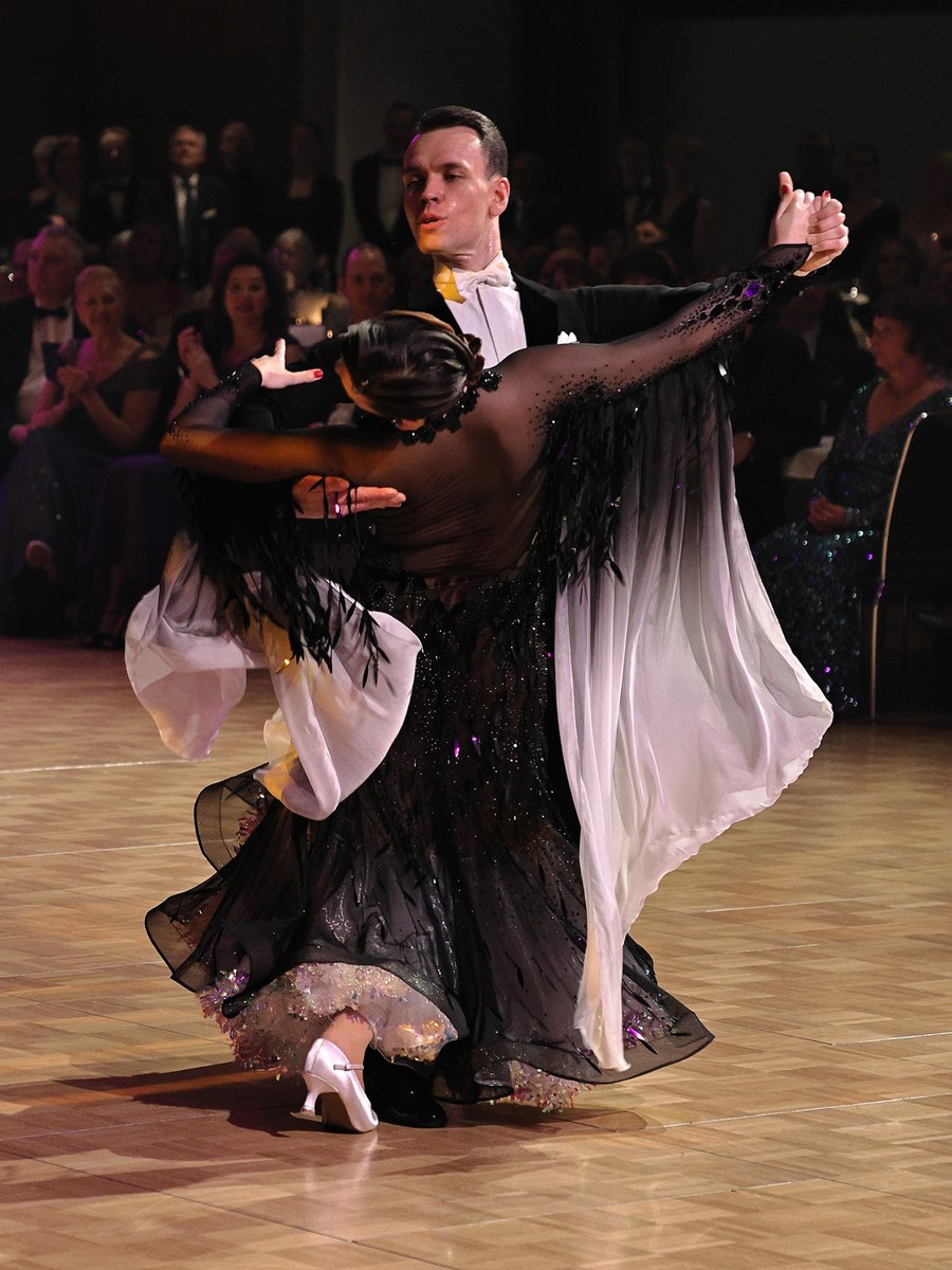 Vorhang auf und Bühne frei im Tanzsaal: ADTV-Tanzlehrerin Anja Eultgen-Brocke wird an diesem Abend in #Foxtrott, #Walzer, Wiener Walzer sowie #Tango die ersten Grundschritte vermitteln und einen Einblick in die Herkunft geben. #Bonn Mi., 4.12., 18–21 Uhr bundeskunsthalle.de/veranstaltunge…