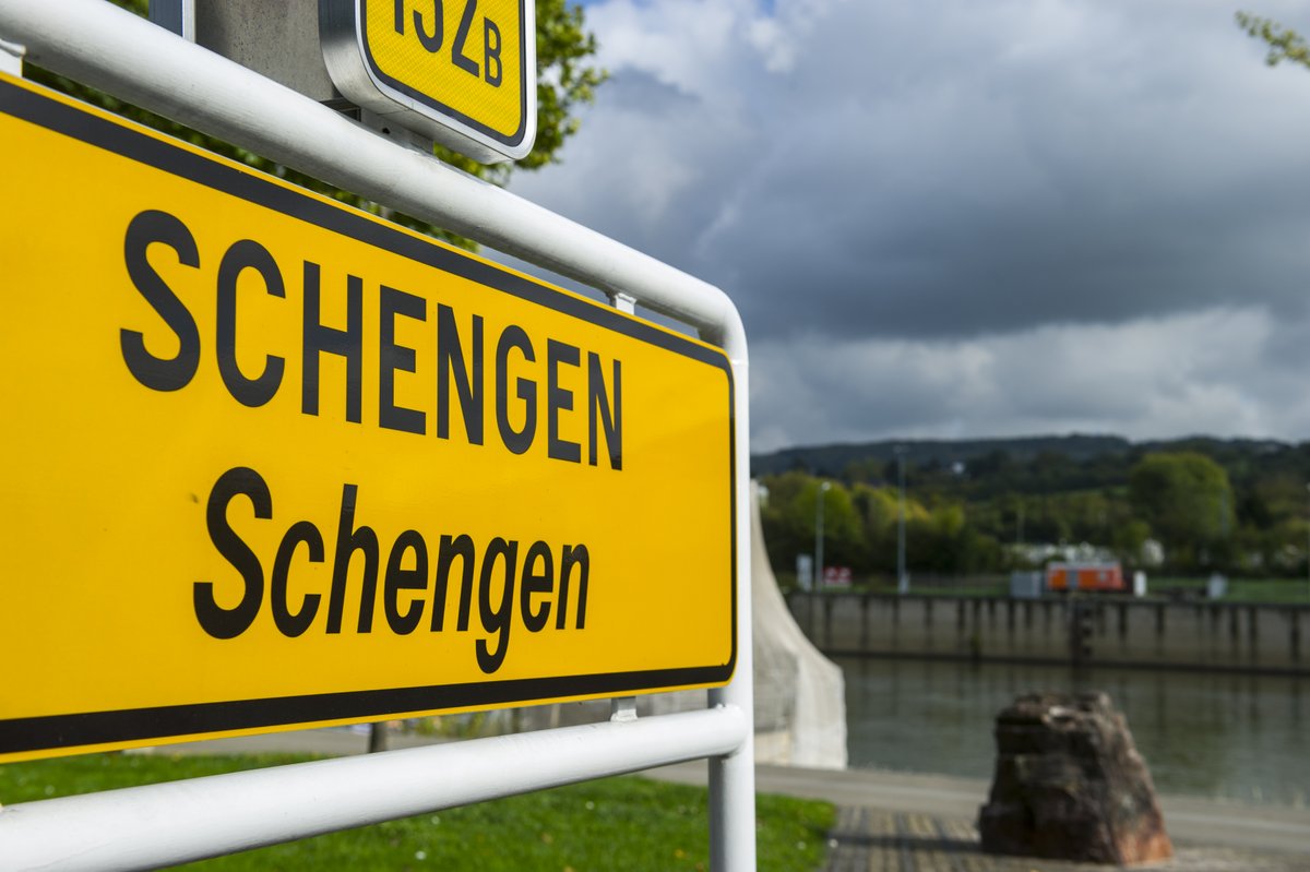RRInternational's tweet photo. #Aderarea completă a României la Spaţiul #Schengen de la 1 ianuarie a fost agreată la #Bruxelles, în Comitetul Reprezentanţilor Permanenţi ai guvernelor din statele membre ale Uniunii Europene (COREPER), a anunţat premierul @CiolacuMarcel. https://t.co/8GEPw3ZRut