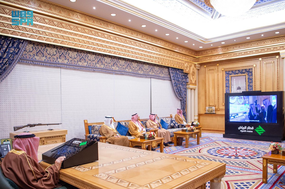 ttalahmari's tweet photo. تدشين تاريخي ملكي يليق بأحد أهم مشروعات العاصمة #قطار_الرياض تفاصيل التدشين عظيمة:

1-تدشين الملك امتداد لجهوده التاريخية في الرياض
2-ظهور صورة نادرة للملك عبدالعزيز
3-حضور رمزية البندقية المهيبة
4-جمالية العلم الخاص بالملك
5-الطراز المعماري الأصيل
6-ظهور مميز لشعار القطار https://t.co/BUMnn9EDXX