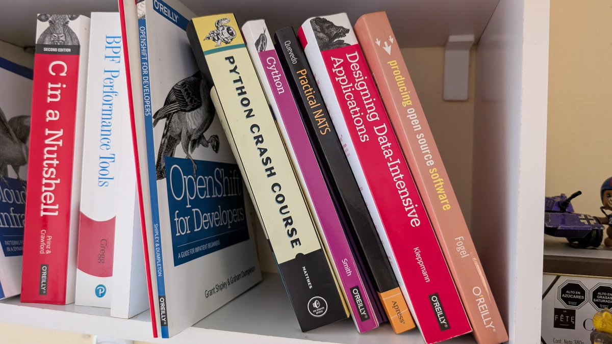 #CostaRica alguien desea alguno de estos libros técnicos de informática? También tengo algunas boards (embedded Linux) -- solo alguien que les vaya a dar buen uso :) #opensource #linux