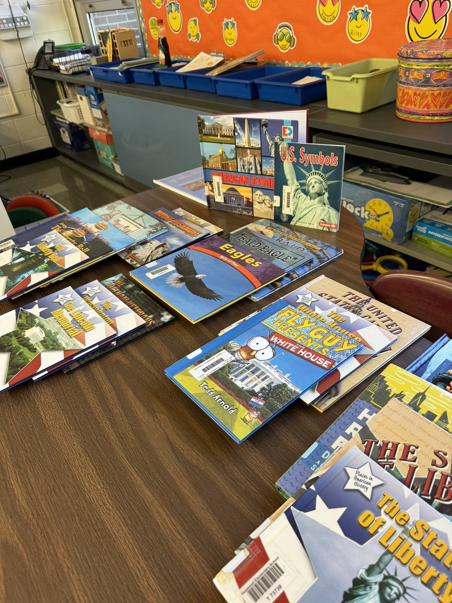 KymHarjes's tweet photo. Collecting resources and unpacking the December/January units of study ๐บ๐ธ #informationaltexts #americansymbols https://t.co/nohpkFy1I3