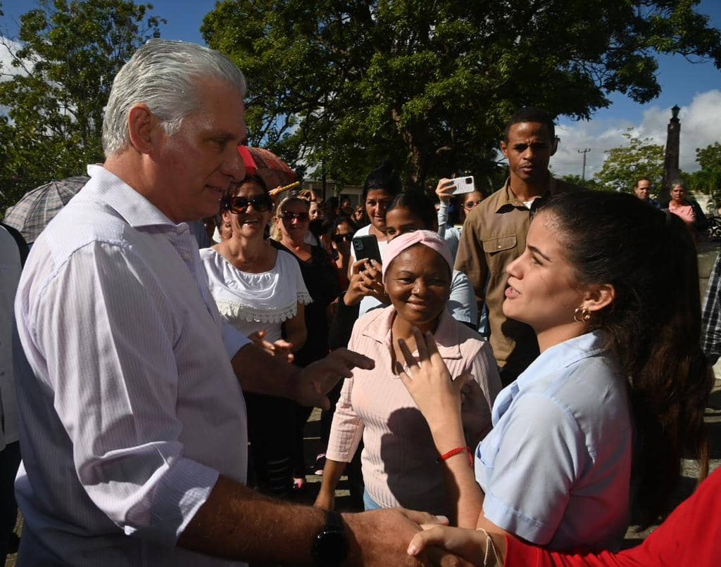 🇨🇺| Ya frente a la sede del Partido municipal fue al encuentro del pueblo que allí le esperaba. Explicó a los lajeros los lugares visitados.

Habló del fuerte bloqueo de los Estados Unidos, del heroísmo y talento de nuestro pueblo, y de la convicción de que saldremos adelante.