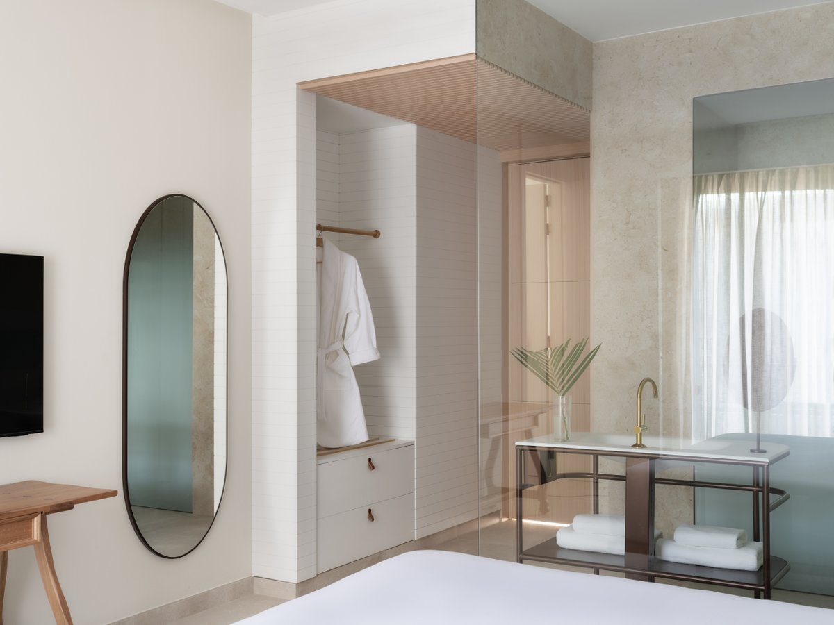 Cada una de las habitaciones del Hotel Las Mercedes es un reflejo de la armonía entre lo histórico y lo contemporáneo, aprovecha al máximo la #luznatural, mientras que la mayoría incluye balcones con vistas a los patios llenos de #vegetación local.

+info: moneobrock.com/es/project/hot…