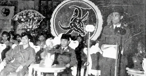 jawafess's tweet photo. Surakarta ambrol.

Diendors Mulyono, Respati menang.

Mbiyen Tan Malaka turun ke Solo bersama Barisan Banteng, memimpin gerakan revolusi sosial anti-swapraja untuk melawan dinasti di Surakarta.

Hari ini Solo kembali ke tangan dinasti, melalui demokrasi. Ironi... https://t.co/xJ7iiiHO1C