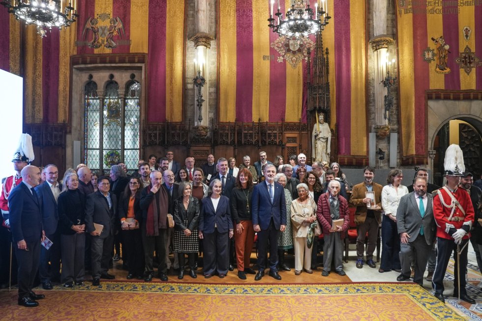 martinenc's tweet photo. 🎖️ Manuel Dengra, president d'Honor del #FCMartinenc, rep la Medalla d'Honor de Barcelona de mans de @jaumecollboni 

🔗 https://t.co/bIiKDZIccS

❤️ Reconeixement a l'alçada del seu llegat.

👏 Enhorabona, presi!

📷 Ceci Fimia i Júlia Arnau / @bcn_ajuntament

#SomMartinenc https://t.co/HjZ8v5AD6q