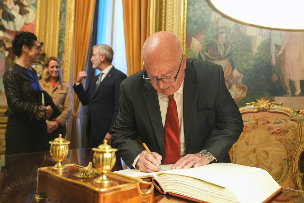 martinenc's tweet photo. 🎖️ Manuel Dengra, president d'Honor del #FCMartinenc, rep la Medalla d'Honor de Barcelona de mans de @jaumecollboni 

🔗 https://t.co/bIiKDZIccS

❤️ Reconeixement a l'alçada del seu llegat.

👏 Enhorabona, presi!

📷 Ceci Fimia i Júlia Arnau / @bcn_ajuntament

#SomMartinenc https://t.co/HjZ8v5AD6q