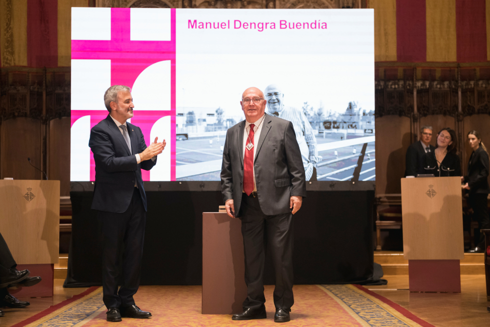 martinenc's tweet photo. 🎖️ Manuel Dengra, president d'Honor del #FCMartinenc, rep la Medalla d'Honor de Barcelona de mans de @jaumecollboni 

🔗 https://t.co/bIiKDZIccS

❤️ Reconeixement a l'alçada del seu llegat.

👏 Enhorabona, presi!

📷 Ceci Fimia i Júlia Arnau / @bcn_ajuntament

#SomMartinenc https://t.co/HjZ8v5AD6q