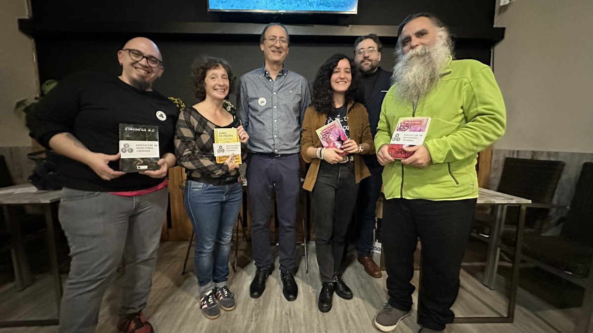 ¡Que bien lo pasamos el sábado en el Tributo a nuestros escritores favoritos! No faltaron los relatos, el vino, el reto, los premios y…¡los ganadores!