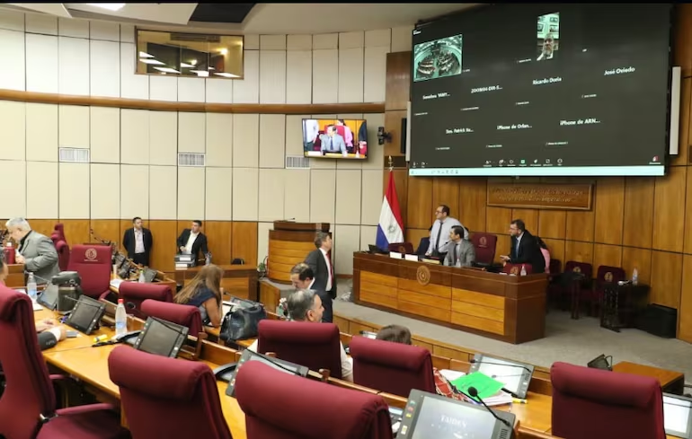 delpynews's tweet photo. ▶️BOFETADA AL PUEBLO TRABAJADOR | ​😡

"Inmoral e inhumano", así tachó el senador @SalynBuzarquis al aumentazo salarial de los legisladores.😖

🗣️"Tenemos que ser realistas. No puede ser que haya gente que muera porque no hay medicamentos y vos te aumentes. Me parece inmoral, inhumano".

Vía: ABC TV