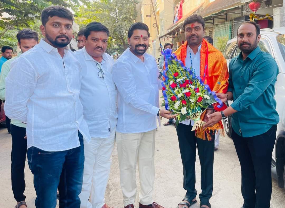 rajeshvitekar_'s tweet photo. परभणी येथे राष्ट्रवादी युवक काँग्रेसच्यावतीने सुमंत वाघ, कृष्णा दळणर, दीपक वारकरी, सिद्धांत हाके यांनी पाथरी विधानसभा विजयाबद्दल अभिनंदन करून सत्कार केला.
#mlarajeshvitekar #mlapathri #राजेश_विटेकर #ncpspeaks #parbhani #pathari https://t.co/y8VyFWtgLM