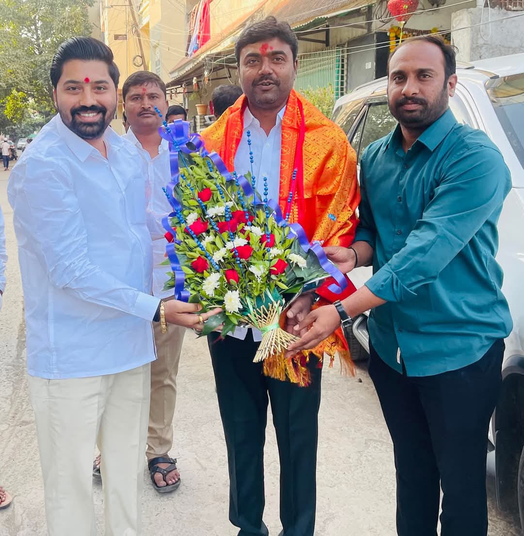rajeshvitekar_'s tweet photo. परभणी येथे राष्ट्रवादी युवक काँग्रेसच्यावतीने सुमंत वाघ, कृष्णा दळणर, दीपक वारकरी, सिद्धांत हाके यांनी पाथरी विधानसभा विजयाबद्दल अभिनंदन करून सत्कार केला.
#mlarajeshvitekar #mlapathri #राजेश_विटेकर #ncpspeaks #parbhani #pathari https://t.co/y8VyFWtgLM