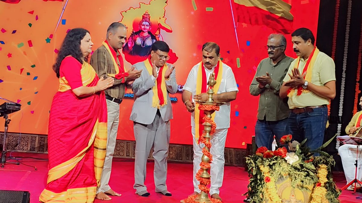 karave_KRV's tweet photo. ಇಂದು ಬೆಂಗಳೂರಿನ ದೂರದರ್ಶನ ಕೇಂದ್ರದಲ್ಲಿ ಆಯೋಜಿಸಿದ್ದ ಕರ್ನಾಟಕ ರಾಜ್ಯೋತ್ಸವ ಕಾರ್ಯಕ್ರಮವನ್ನು ಕರ್ನಾಟಕ ರಕ್ಷಣಾ ವೇದಿಕೆ ರಾಜ್ಯಾಧ್ಯಕ��ಷರಾದ ಟಿ.ಎ. ನಾರಾಯಣಗೌಡರು ಉದ್ಘಾಟಿಸಿದರು.

#ಕರವೇಸಾಮಾಜಿಕಜಾಲತಾಣ 
#ಕರವೇ #KRV #karave 
#ದೂರದರ್ಶನ https://t.co/UUcwwlSA7V