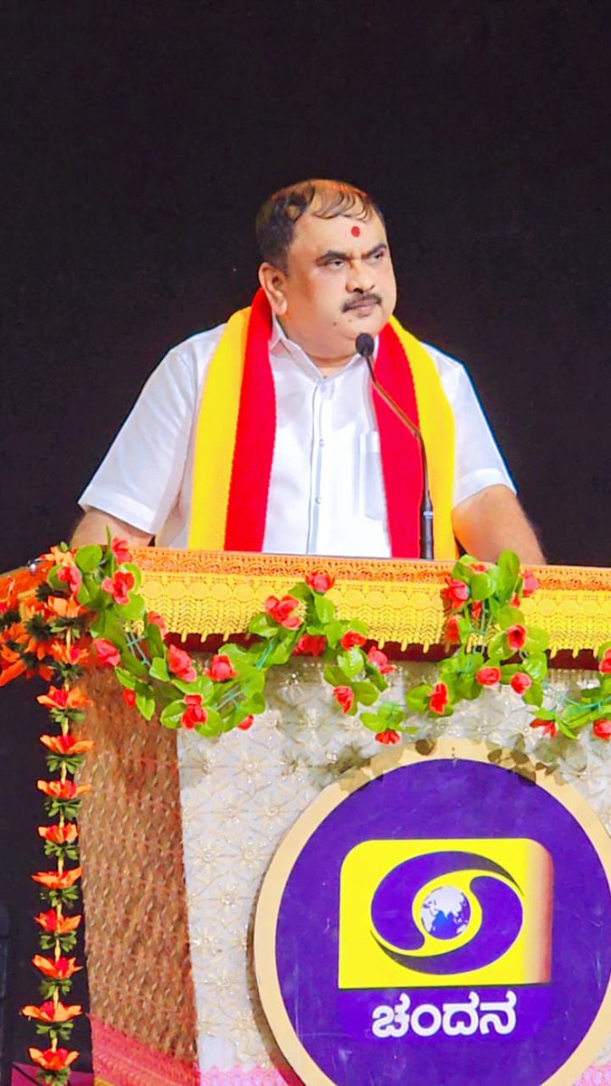 karave_KRV's tweet photo. ಇಂದು ಬೆಂಗಳೂರಿನ ದೂರದರ್ಶನ ಕೇಂದ್ರದಲ್ಲಿ ಆಯೋಜಿಸಿದ್ದ ಕರ್ನಾಟಕ ರಾಜ್ಯೋತ್ಸವ ಕಾರ್ಯಕ್ರಮವನ್ನು ಕರ್ನಾಟಕ ರಕ್ಷಣಾ ವೇದಿಕೆ ರಾಜ್ಯಾಧ್ಯಕ��ಷರಾದ ಟಿ.ಎ. ನಾರಾಯಣಗೌಡರು ಉದ್ಘಾಟಿಸಿದರು.

#ಕರವೇಸಾಮಾಜಿಕಜಾಲತಾಣ 
#ಕರವೇ #KRV #karave 
#ದೂರದರ್ಶನ https://t.co/UUcwwlSA7V