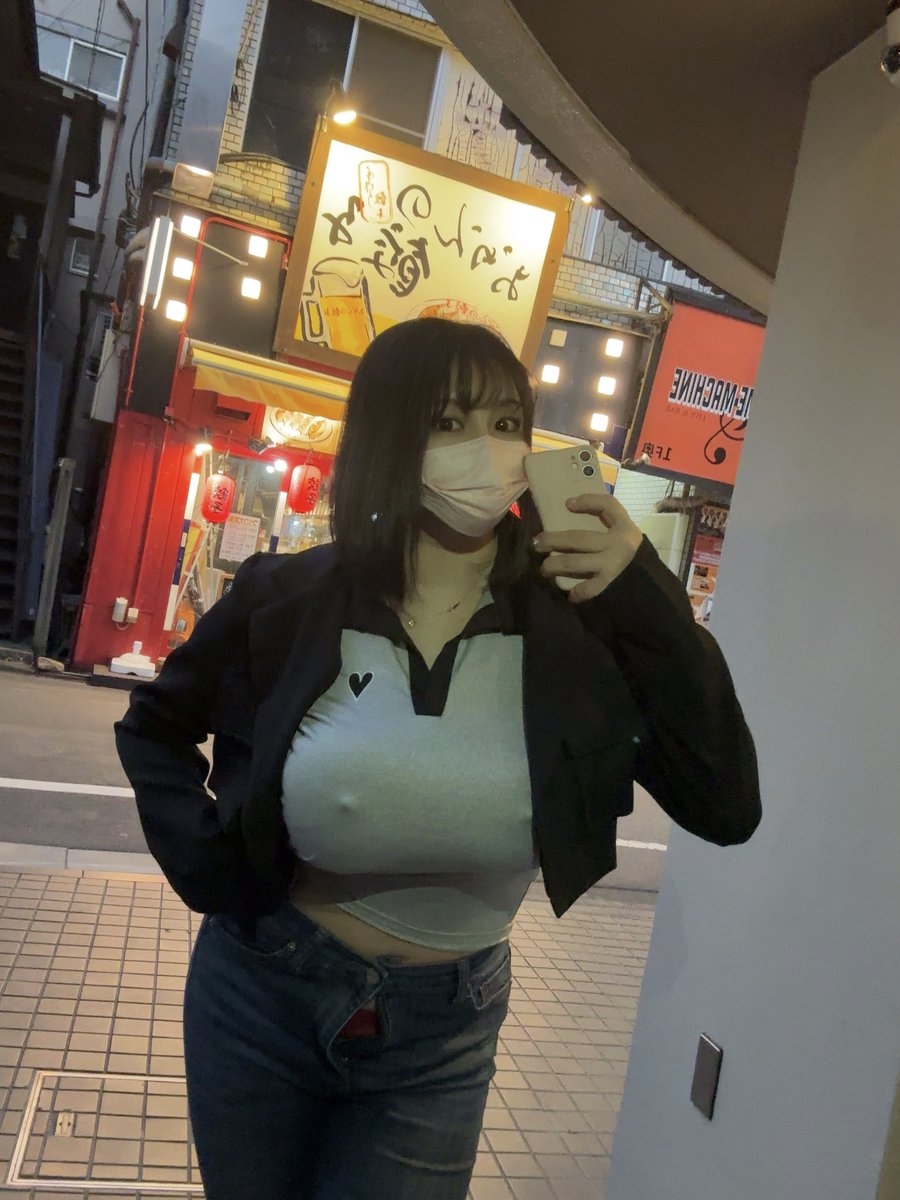 女友達からア⚪︎ル 見せてってLINE来たんだけど（笑）

内容がヤバすぎて固まった…。『れいのお尻の穴、見たことないから見たい』って書いてあったの。え、そんなこと言われることある？普通！？何考えてるのか謎すぎて、頭が混乱中！😅

確かに自分のお尻ってあんまり見る機会ないけど、そんな気にするものじゃないよね？突拍子もないこと言うタイプだから冗談かな…？でも明日会う予定なんだよね。それで『見せてね』とか言われたらどうしようって、ちょっと怖い…。いやいや、冗談だよね！？

みんなならこんなこと言われたらどうする？やっぱり変だよね！？笑