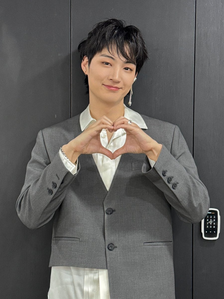 #JAYBNOW

우리라는 이름에 한 줄 더 써내려가는 오늘💚
쇼케이스 즐거웠으면 소리질러~!
내가 말했지? 아가새 사랑한다고🫶🏻

@ 241127 JAY B [Road Runner] Showcase

#JAYB #제이비 #RoadRunner