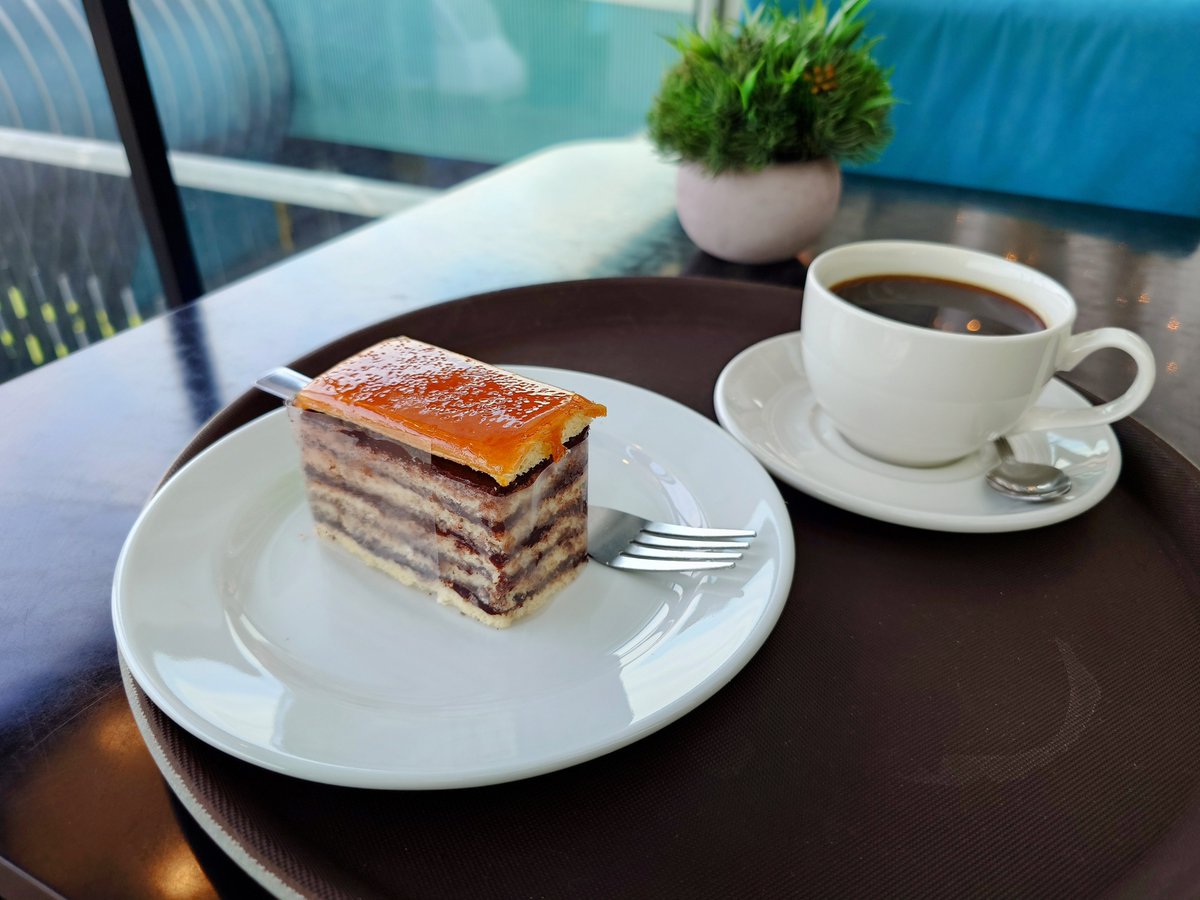hajime_kimura's tweet photo. One last #dobostorta at Budapest Airport. I'd never had it in Japan, but I've grown to like it. Does anyone know of a café or restaurant in Japan where you can find it? The caramel on top is almost unyielding to the fork. How do people in #Hungary usually handle it? https://t.co/9SxUHruaxl