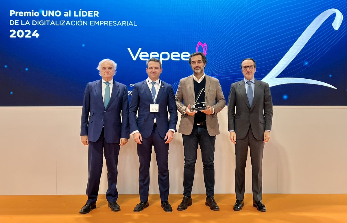UNOlogistica's tweet photo. 🏆 ¡Continuamos con el Premio UNO al LÍDER de la Digitalización Empresarial 2024, que recibe @Veepee_Es!
El Head of Mainline Distribution de #CainiaoSpain,Joaquín Enjuto, entrega el galardón al Supply Chain Director de #Veepee, @francespi_pages.
👏 ¡Enhorabuena!
#PremiosUNO @MBenzEspana