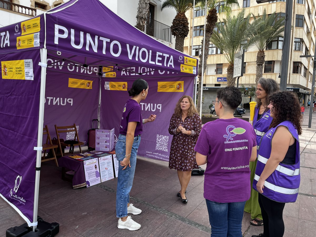 🟣La directora insular en #Fuerteventura, <a href="/mariaje30583388/">maria jesus de la cruz montserrat</a>, ha formalizado hoy la cesión a la Federación de Asociaciones de Mujeres <a href="/ArenaLaurisilva/">Federación de Asoc. de Mujeres Arena y Laurisilva</a> de una Carpa Punto Violeta para facilitar información y ofrecer asistencia a víctimas de #ViolenciaDeGénero