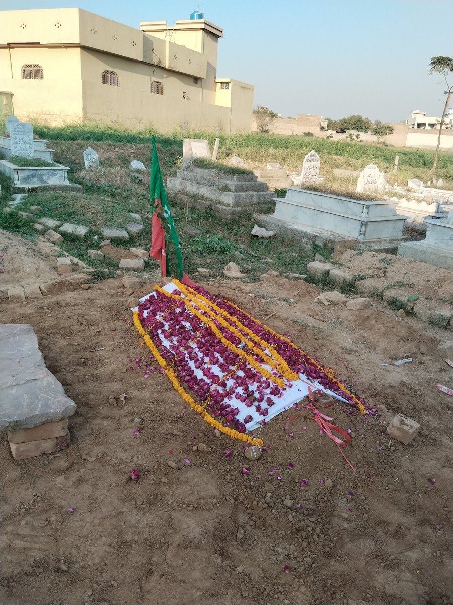 شہید انیس ستی کی قبر تحریک انصاف کا جھنڈا بھی موجود۔۔۔

اللّٰہ رحم فرمائے