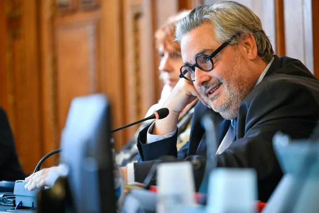 lamontagne_fr's tweet photo. 🔴Info La Montagne
Le mineur qui aurait généré la vidéo ciblant le maire de #ClermontFerrand et plusieurs élus locaux en garde à vue

https://t.co/0xmMYbiEi7 https://t.co/YCFjhyMtd5