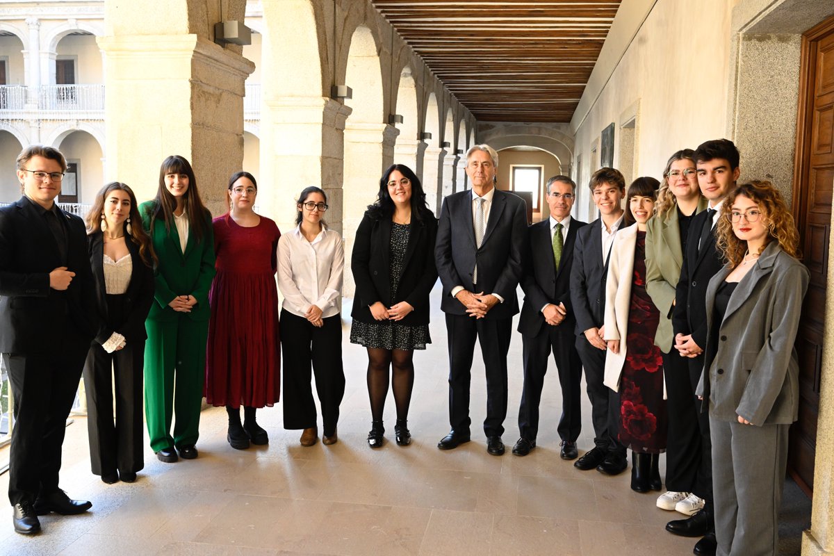 UAHes's tweet photo. Hoy ha tomado posesión el nuevo equipo del @ceuah con Paula Bueno, estudiante del 5º curso del Grado de Farmacia, como presidenta.

"Tenemos la suerte de poder luchar por cosas que antiguamente no se podía hacer".

Conócela más de cerca en esta entrevista: https://t.co/4hqSPDN7wX https://t.co/2Qc1kGc94E