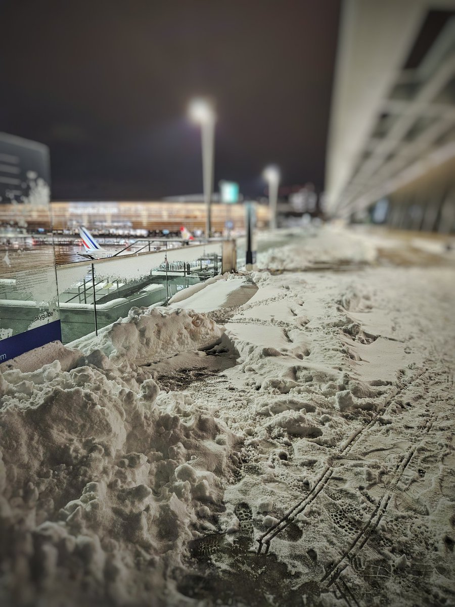 BrunoLauper's tweet photo. ❄️❄️❄️ Snowy Airport 
Zurich Airport November 2024 
•
#firstsnow #snowfall #DockA #DockB
#nightshot #nightspotting #snowyairport
#samsung #galaxy23
#planespotting #ZRH #LSZH
#zurichairport #greatview #gr8view
#SWISSVIEWS #flughafenzürich
#aviation #airplane https://t.co/fgAvKz8qn6