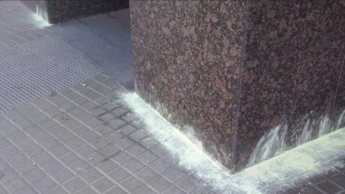 Úlceras en la piel, dificultad en la respiración, inflamación de la mucosa nasal, traqueobronquitis o asma. Son algunos de los efectos de echar azufre en la calle para evitar que las mascotas orinen.   

Es tóxico ☣️ para los animales 🐕  y también para las personas🧑.