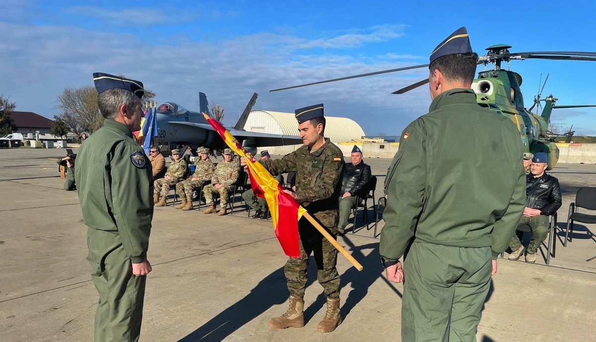 EMADmde's tweet image. Relevo del #DATPaznic  en Rumanía 🇷🇴. Se despliegan los Eurofighter tras finalizar su misión los F-18. Continuamos nuestro compromiso con la vigilancia del flanco este en el marco de la Operación &apos;Persistent Effort&apos;. #MOPS @NATO @EjercitoAire  
emad.defensa.gob.es/operaciones/op…