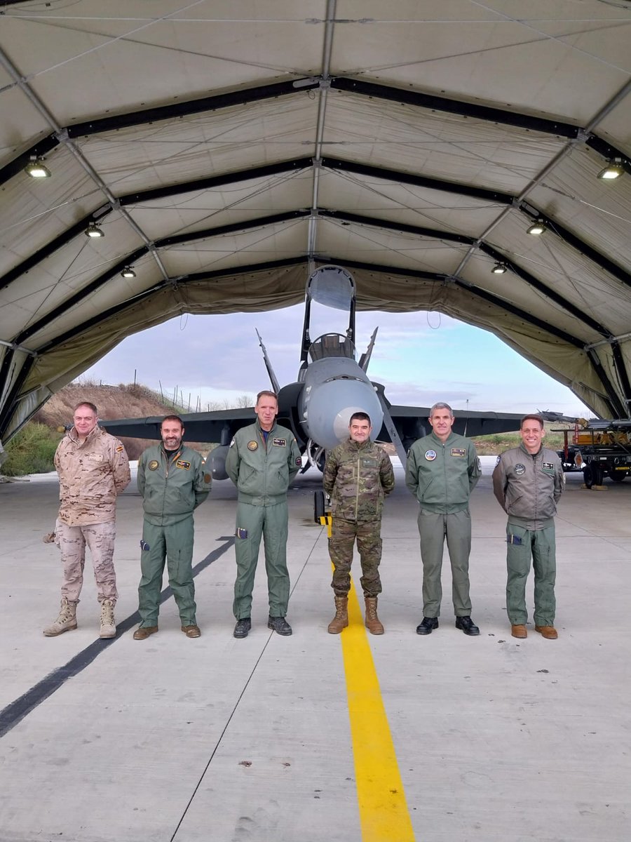 EMADmde's tweet image. Relevo del #DATPaznic  en Rumanía 🇷🇴. Se despliegan los Eurofighter tras finalizar su misión los F-18. Continuamos nuestro compromiso con la vigilancia del flanco este en el marco de la Operación &apos;Persistent Effort&apos;. #MOPS @NATO @EjercitoAire  
emad.defensa.gob.es/operaciones/op…