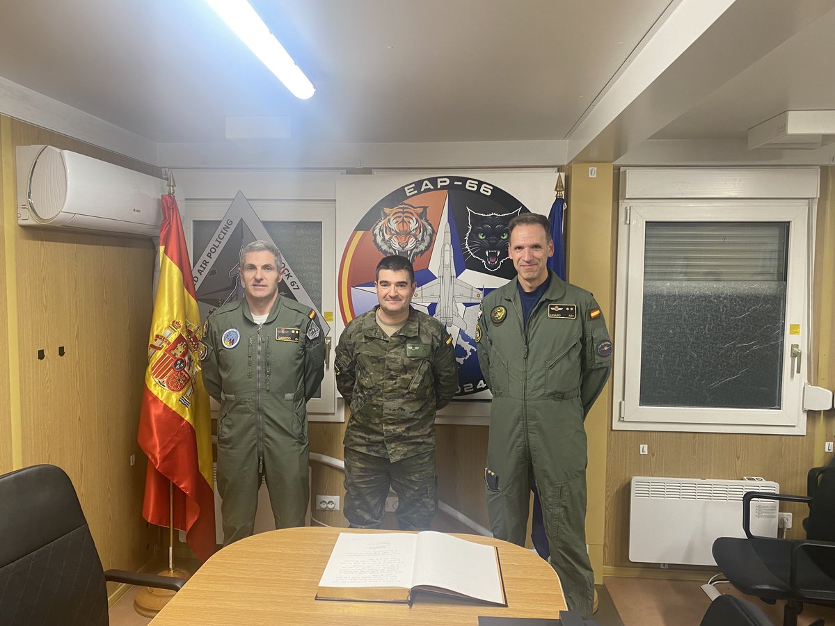 EMADmde's tweet image. Relevo del #DATPaznic  en Rumanía 🇷🇴. Se despliegan los Eurofighter tras finalizar su misión los F-18. Continuamos nuestro compromiso con la vigilancia del flanco este en el marco de la Operación &apos;Persistent Effort&apos;. #MOPS @NATO @EjercitoAire  
emad.defensa.gob.es/operaciones/op…