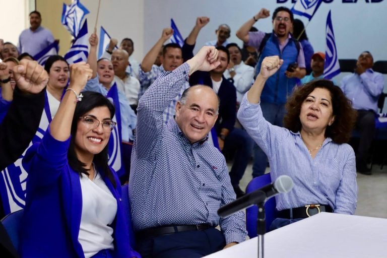 El PAN en #SanLuisPotosí rehén de los Galindo 

En un movimiento que exhibe los entresijos podridos de la política potosina, Verónica Rodríguez Hernández (<a href="/VeroRdzSLP/">Vero Rodríguez</a>) quien debía ocupar una senaduría por el PAN, cedió el cargo a Estela Arriaga (<a href="/EstelaArriagaM/">Estela Arriaga</a>), esposa del