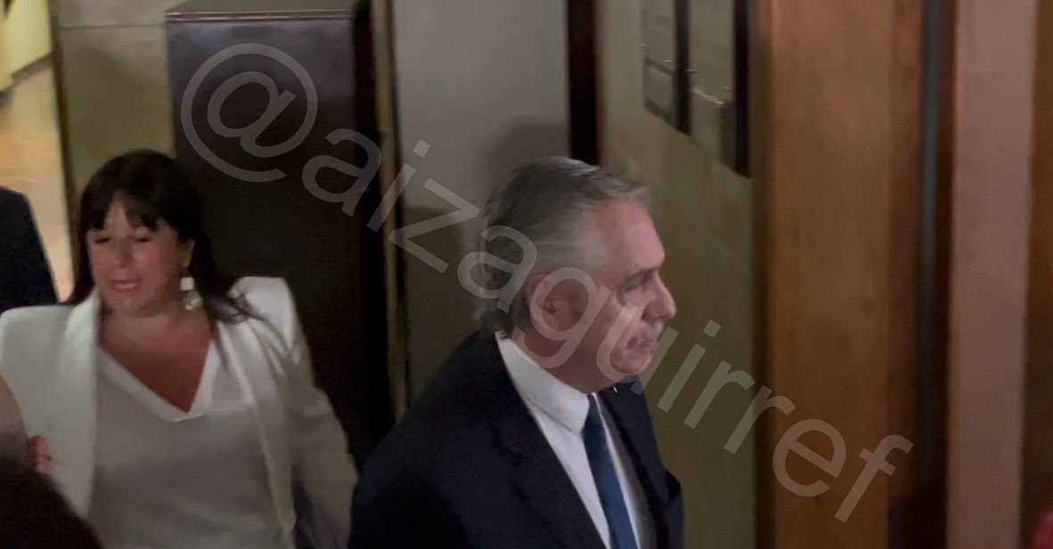 El ex presidente Alberto Fernández ingresa junto a su abogada Mariana Barbitta al juzgado de Julián Ercolini para ser indagado en la causa “Nación Seguros”