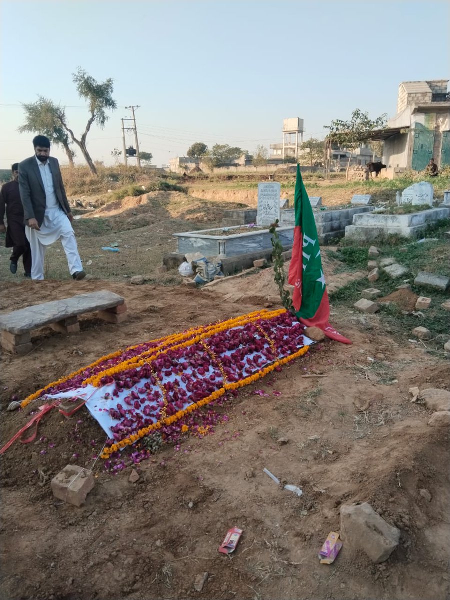 garjtv786's tweet photo. مرنے والوں کو کتنا یقین تھا کہ "فوج بھی ہماری ہے اور یہ ملک بھی ہمارا ہے"😰💔

#ImranKhan #نومبر24_یوم_انقلاب #PTINewsAlerts #DChowk #HistoryInTheMaking  "Asim Munir" #Pakistan #IslamabadMassacre #اسلام_آباد_قتل_عام "Pakistan Army" https://t.co/7SBzLnKCAT
