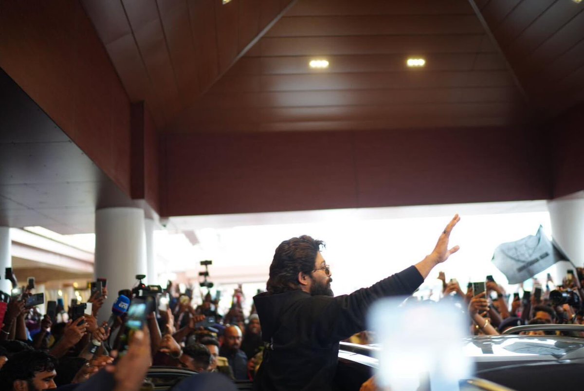 Rahbu0007's tweet photo. What a arrival. 🔥#MalluArjun #kerala #Kochi 
Massive Crowd 🫶
#stylishStar #IconStar #AlluArjunInKerala #AlluArjun #Pushpa2 
#Pushpa2ThaRule #Pushpa2WildFireEvent https://t.co/6vTwPHqWfD