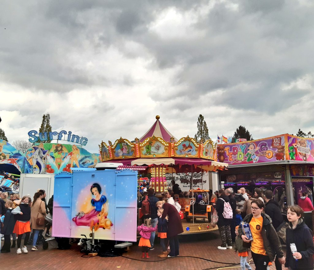 Zenbur04's tweet image. #Kermis tijdens Koningsdag in Haren #november_kiek