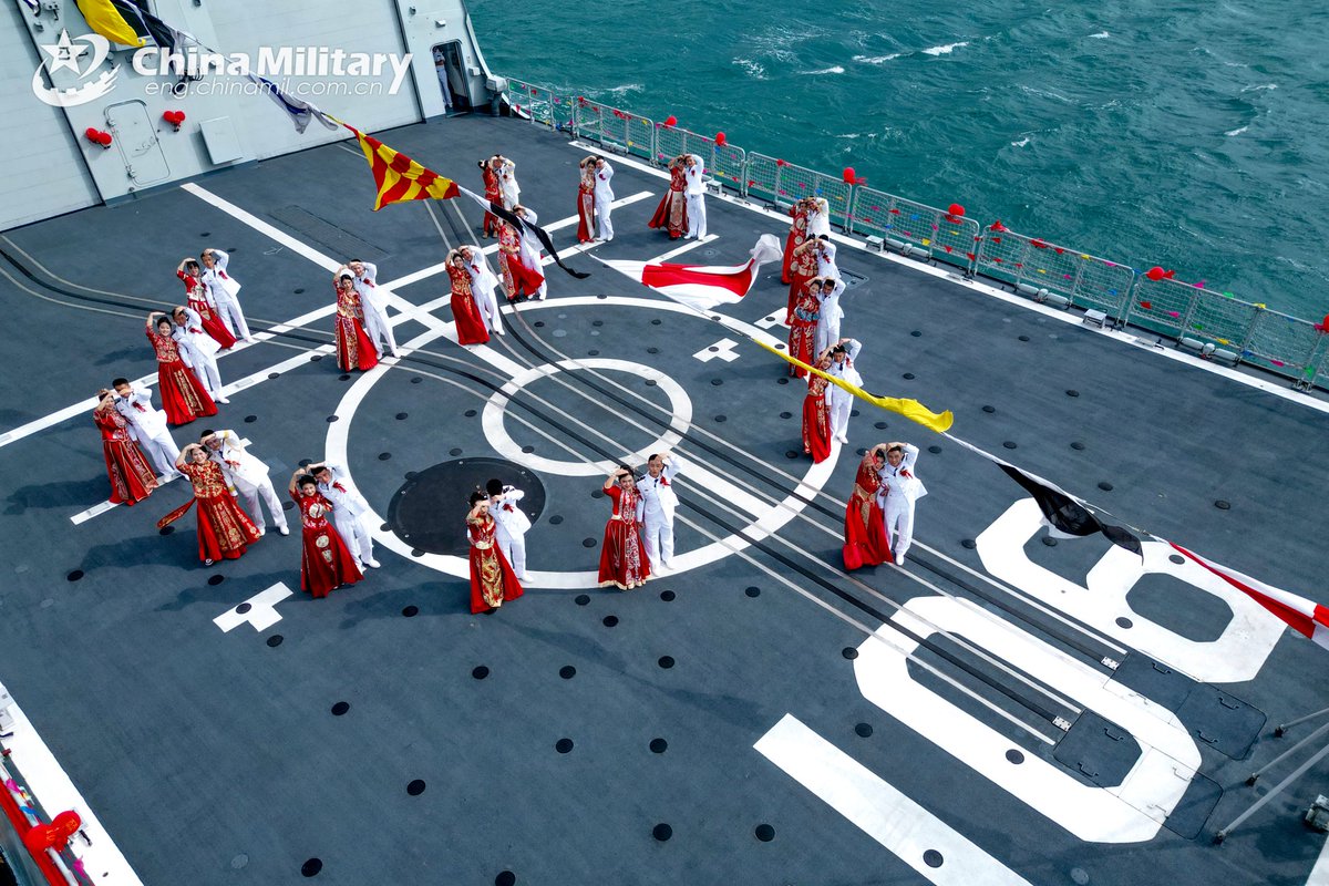 ChinaMilBugle's tweet image. What's a wedding like on #Type055 guided-missile destroyers? Have a look at the Chinese PLA Navy's group wedding on #destroyers Yan'an (Hull 106) and Zunyi (Hull 107) and congratulations to the newly-married couples. #chinanavy #groupwedding