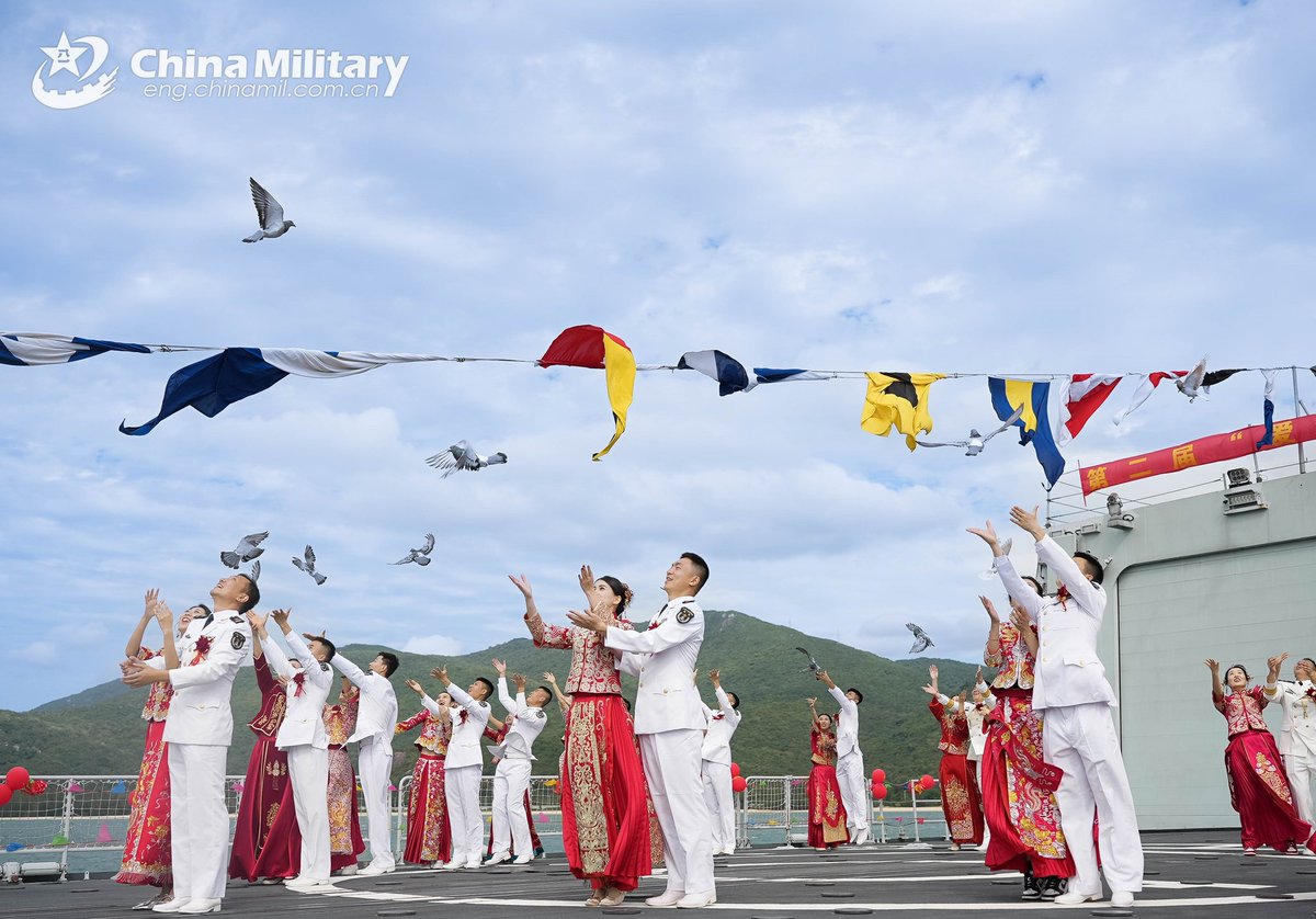ChinaMilBugle's tweet image. What's a wedding like on #Type055 guided-missile destroyers? Have a look at the Chinese PLA Navy's group wedding on #destroyers Yan'an (Hull 106) and Zunyi (Hull 107) and congratulations to the newly-married couples. #chinanavy #groupwedding