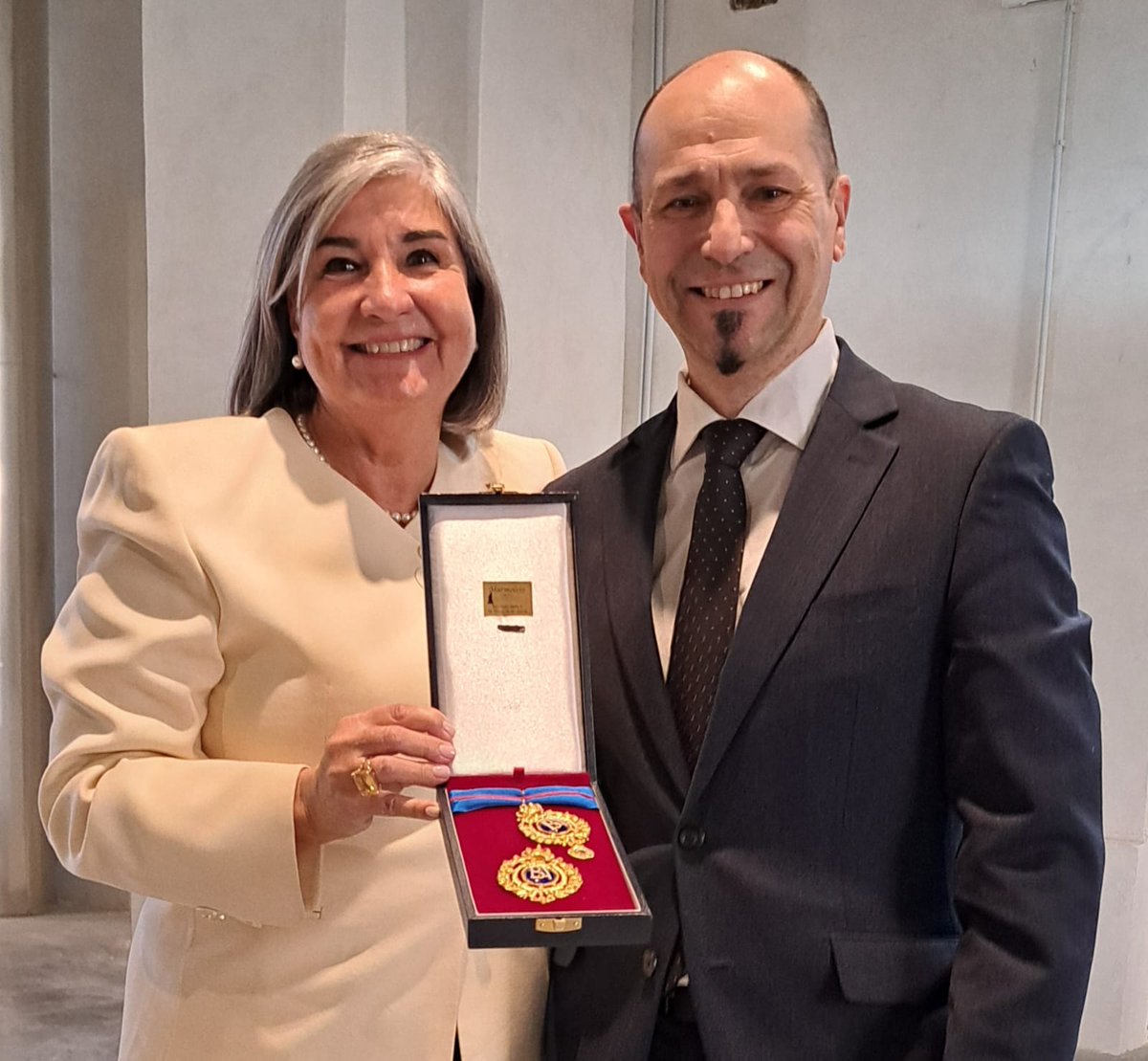 Biblioteca Nacional de España (@bne_biblioteca) on Twitter photo 🎖️Hoy se han entregado en Sevilla las Medallas de Oro al Mérito en las Bellas Artes 2023. Óscar Arroyo, director de la <a href="/BNE_biblioteca/">Biblioteca Nacional de España</a>, ha felicitado en persona a Glòria Pérez Salmerón, exdirectora de la BNE y primera bibliotecaria en obtener este galardón.
¡Enhorabuena! 🎉 🎖️Hoy se han entregado en Sevilla las Medallas de Oro al Mérito en las Bellas Artes 2023. Óscar Arroyo, director de la <a href="/BNE_biblioteca/">Biblioteca Nacional de España</a>, ha felicitado en persona a Glòria Pérez Salmerón, exdirectora de la BNE y primera bibliotecaria en obtener este galardón.
¡Enhorabuena! 🎉