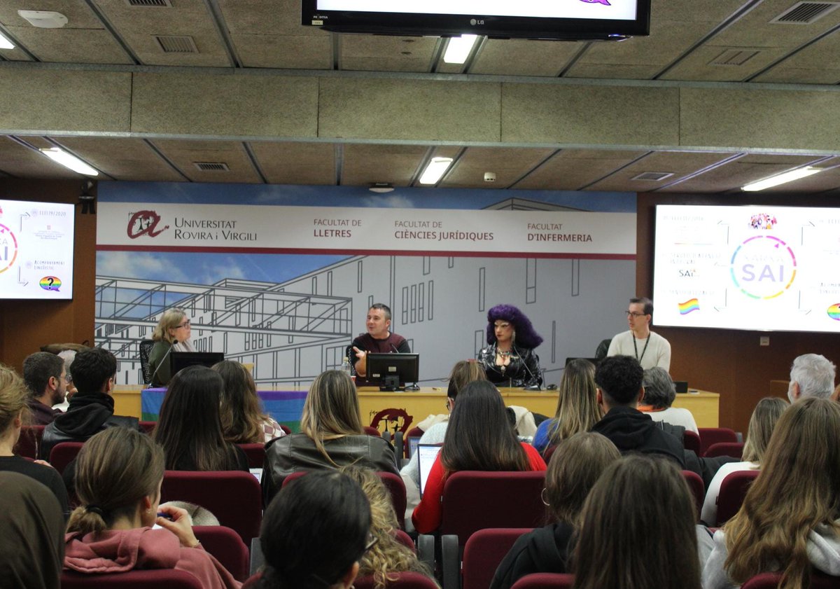 🌈Avui, a la II Jornada <a href="/URVisibles/">URVisibles</a> s'aborda el sexili del col·lectiu LGTBIQ+ i la necessitat de disposar d'una xarxa de Serveis d'Atenció Integrals de referència en pobles i ciutats per sensibilitzar les administracions i institucions en conceptes d'inclusió.

#comunitatURV