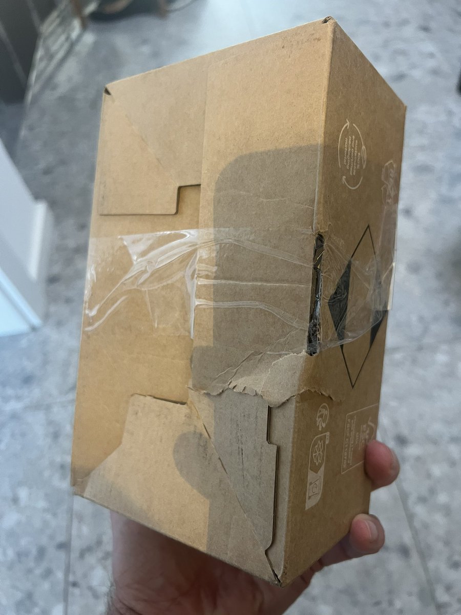 Oh and this is a delivery to Germany by @Hermes_logistic - an empty box badly retaped 😭